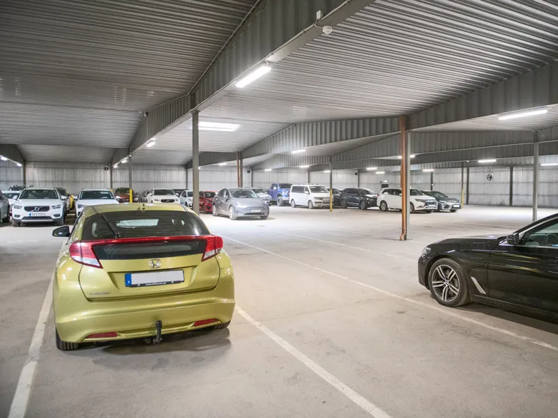 Parkering inomhus där bilar står i rutor.