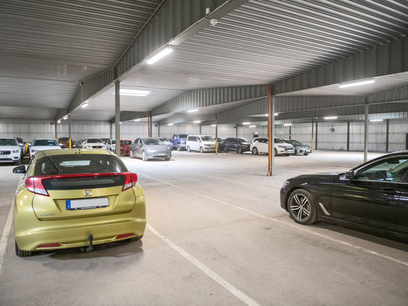 Parkering inomhus där bilar står i rutor.