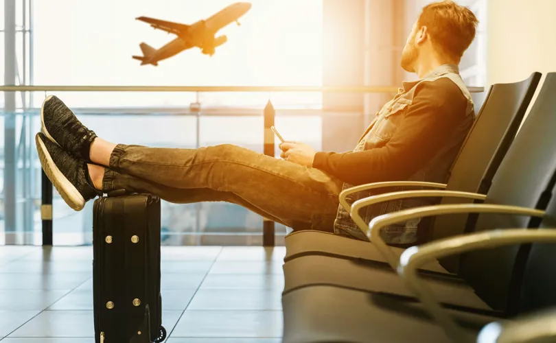 Man Som Väntar På Flyget På Arlanda Flygplats.